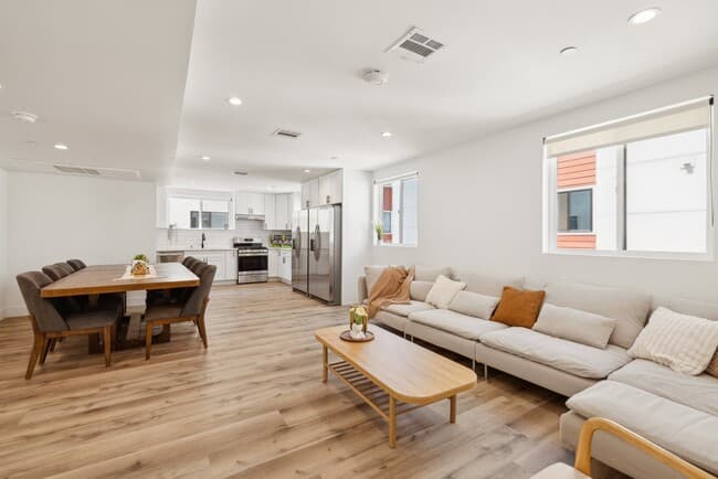 1326 W 35th Pl- Housing Near USC DPS, usc, 1326 W 35th Pl, Los Angeles, CA 90007, USA