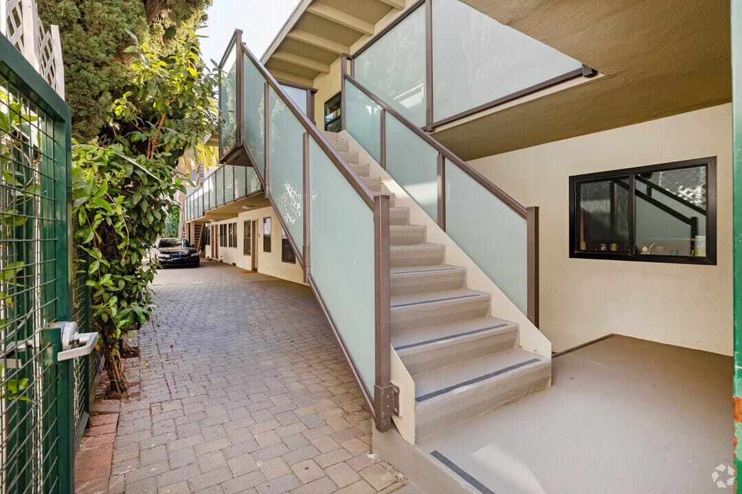 The Clover, ucla, 11665 Mayfield Ave, Los Angeles, CA 90049